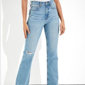AMERICAN EAGLE 90s FLARED RIPPED JEANS